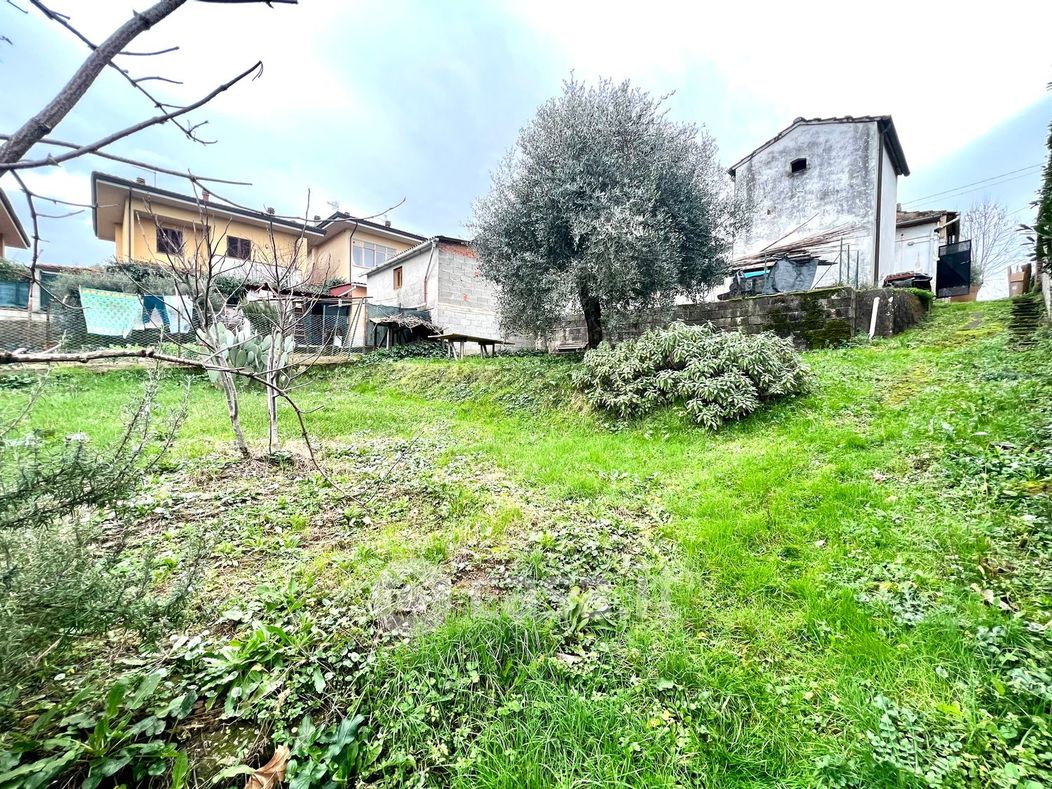 Casa Bi/Trifamiliare in Vendita in Via Val di Nievole 178 a Bientina