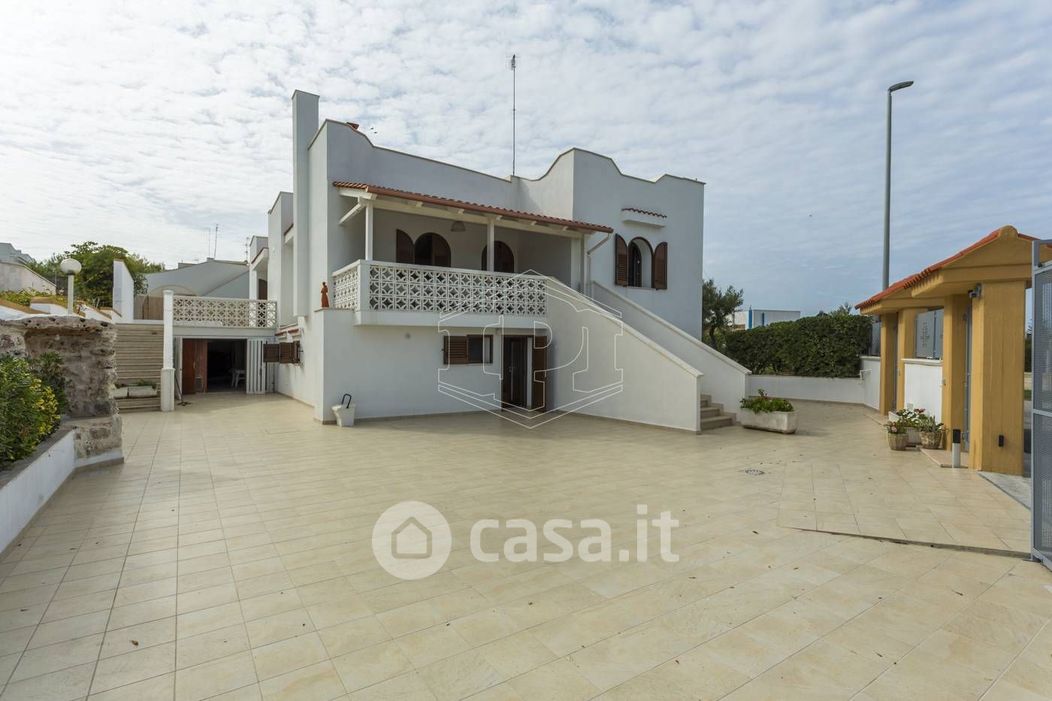 Villa in Vendita in Lungomare Zara 7 a Mola di Bari