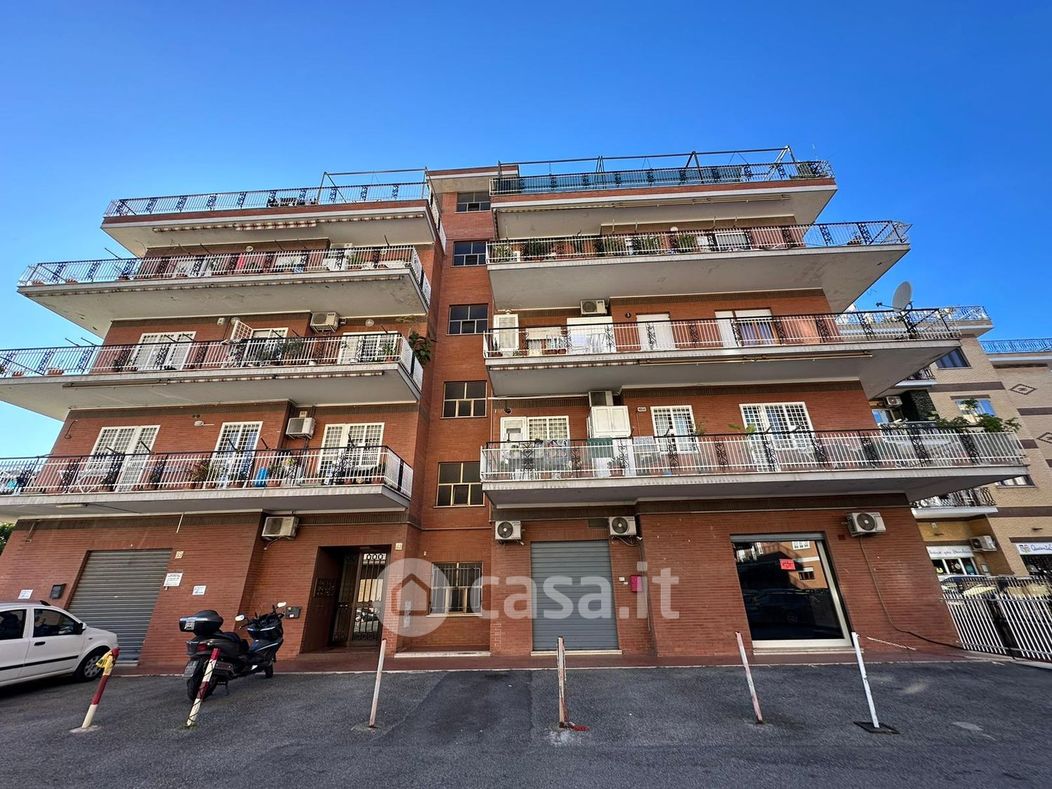 Appartamento in Vendita in Via Bossolasco 41 a Roma