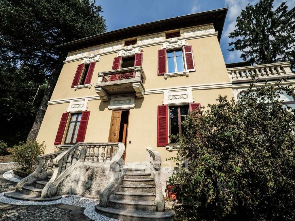 Villa in Vendita in Via Giacomo Scalini 24 a Brunate