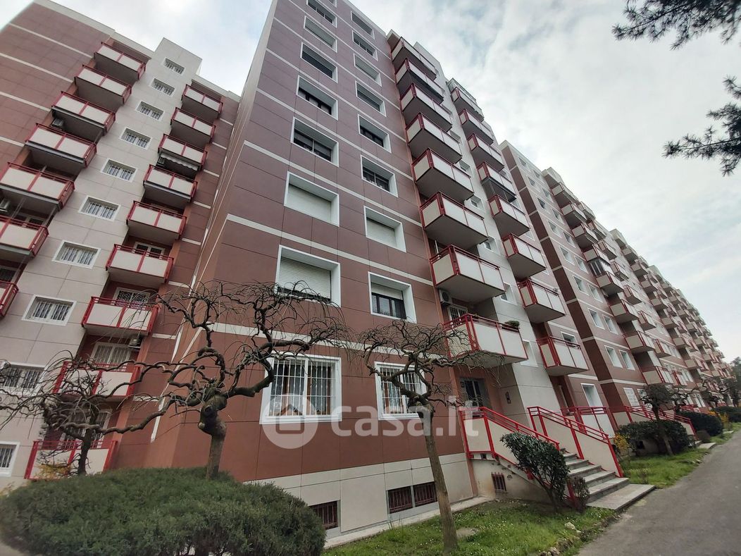 Appartamento in Vendita in Via Guido de Ruggiero a Milano