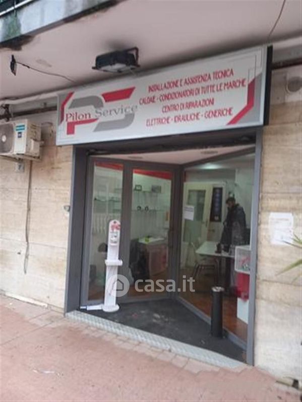 Negozio/Locale commerciale in Vendita in Via Eduardo Nicolardi a Napoli