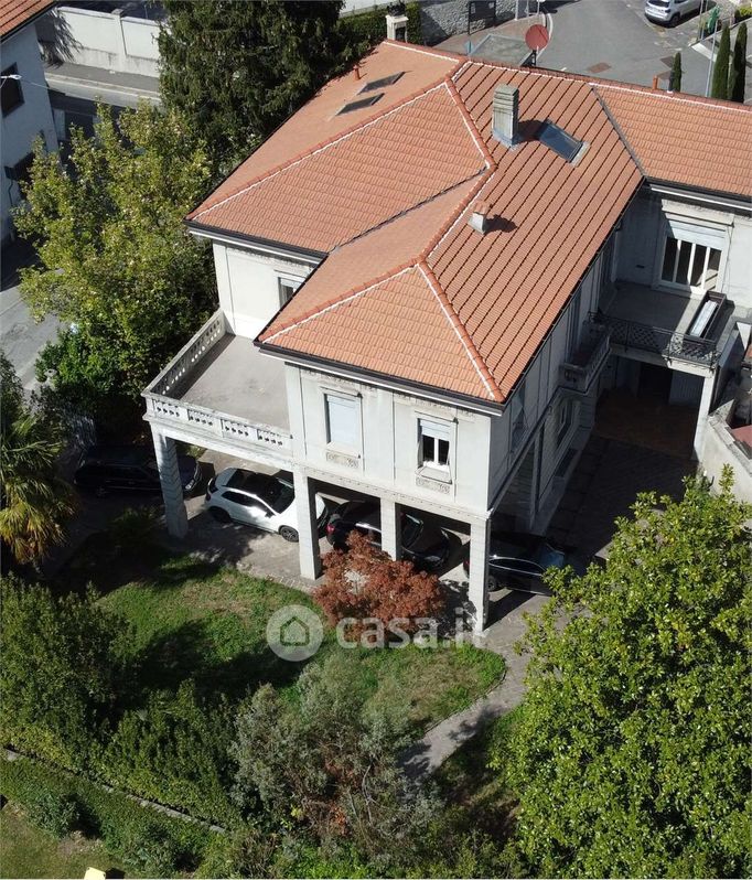 Villa in Vendita in Via Carloni a Como