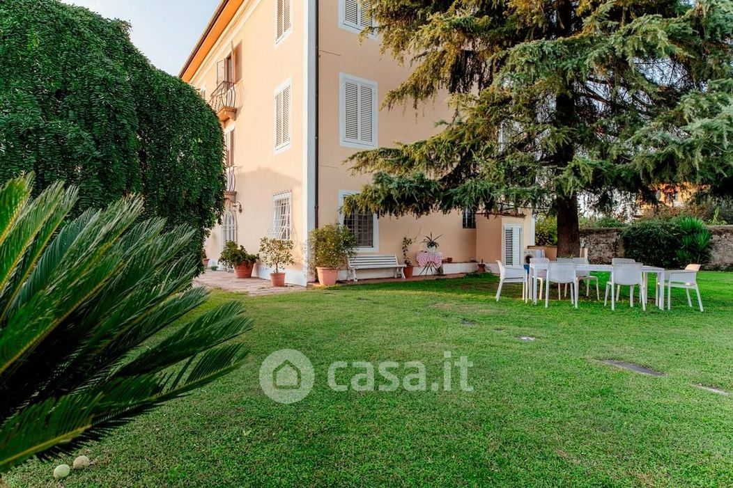 Villa in Vendita in Via per Corte Guidi a Lucca