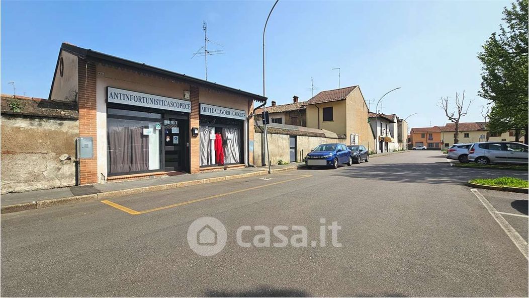 Negozio/Locale commerciale in Vendita in Via S. Caterina da Siena 43 a Magenta