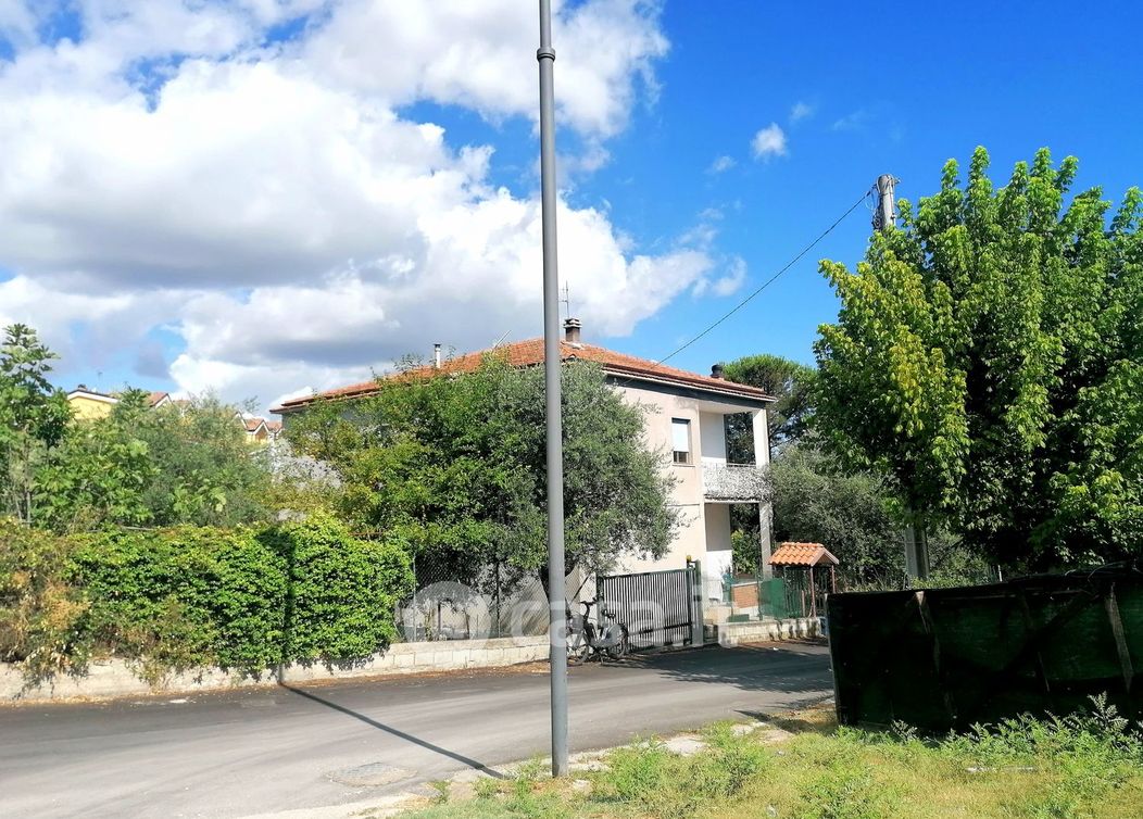 Casa Bi/Trifamiliare in Vendita in Strada Vecchia Fontanelle 72 a Pescara