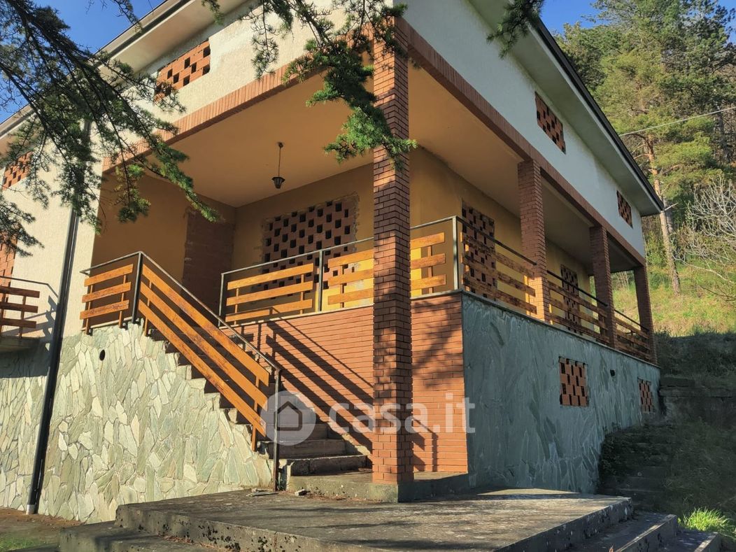 Casa indipendente in Vendita in Strada per Pellegrino a Varano de' Melegari