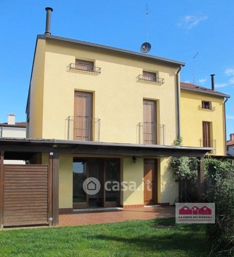 Casa Bi/Trifamiliare in Vendita in Via Francesco Crispi a Costabissara