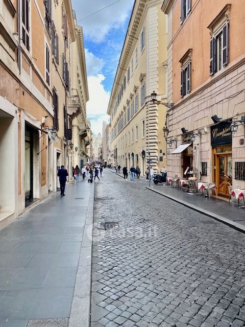 Negozio/Locale commerciale in Affitto in Via della Fontanella di Borghese 1 a Roma