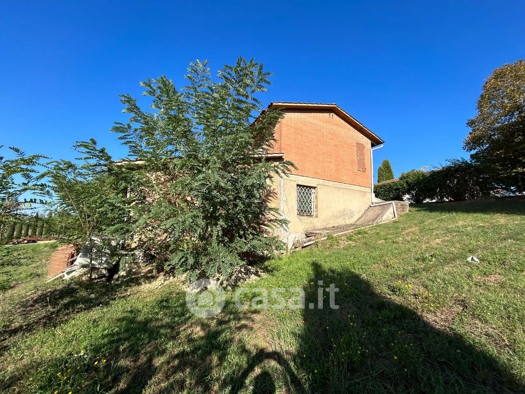 Rustico/Casale in Vendita in Strada della Coroncina 53100 a Siena