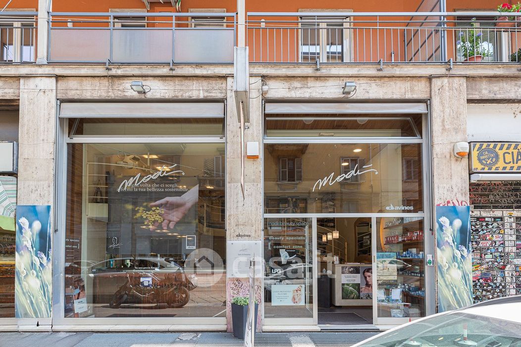 Negozio/Locale commerciale in Vendita in Corso Cristoforo Colombo a Milano