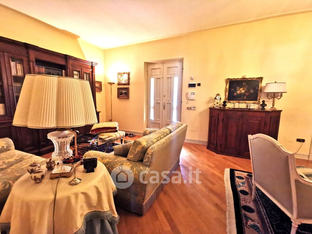 Casa Bi/Trifamiliare in Vendita in Via Pistoiese a Prato
