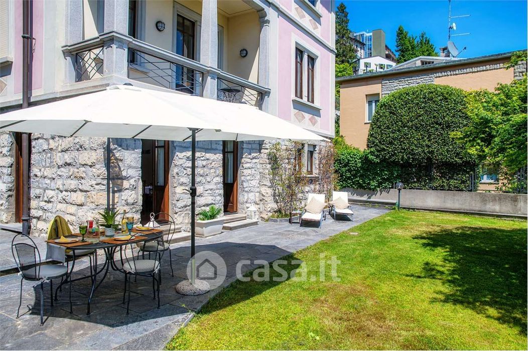 Villa in Vendita in Via dei Villini 10 a Como