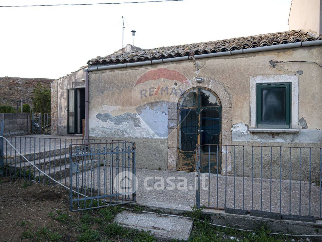 Casa Bi/Trifamiliare in Vendita in SS124 a Vizzini