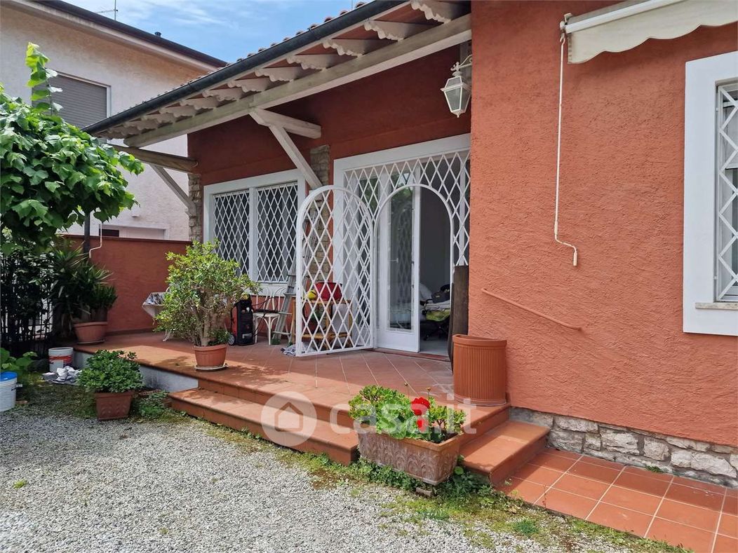 Casa indipendente in Affitto in Via A. Ponchielli a Forte dei Marmi