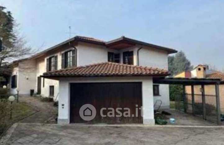 Villa in Vendita in Via Torino 10 a Casnate con Bernate