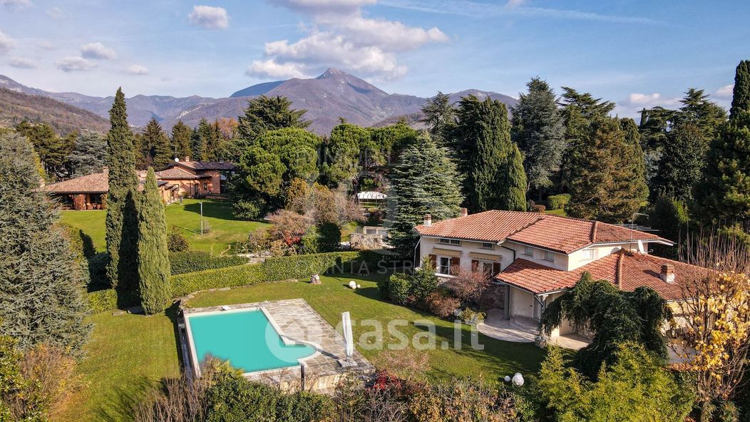 Villa in Vendita in Via Castel Montecchio 9 a Credaro