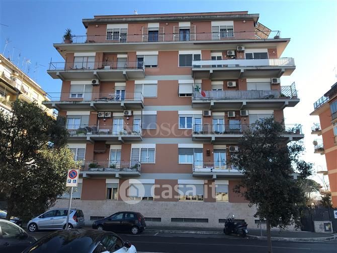 Appartamento in Vendita in Via Sarnano a Roma