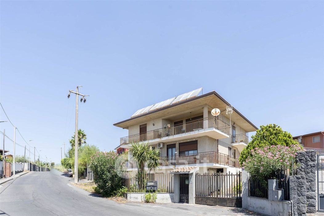 Casa Bi/Trifamiliare in Vendita in Via Villafranca 31 a Mascalucia