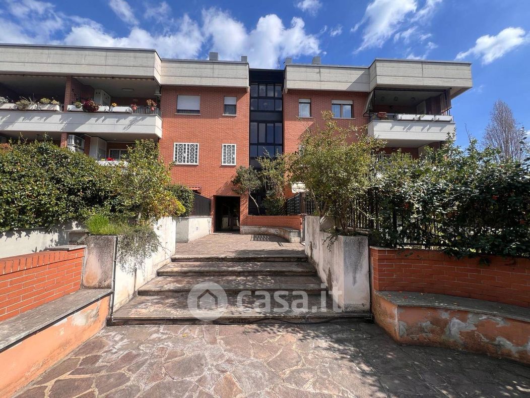 Appartamento in Vendita in Via Siro Solazzi a Roma