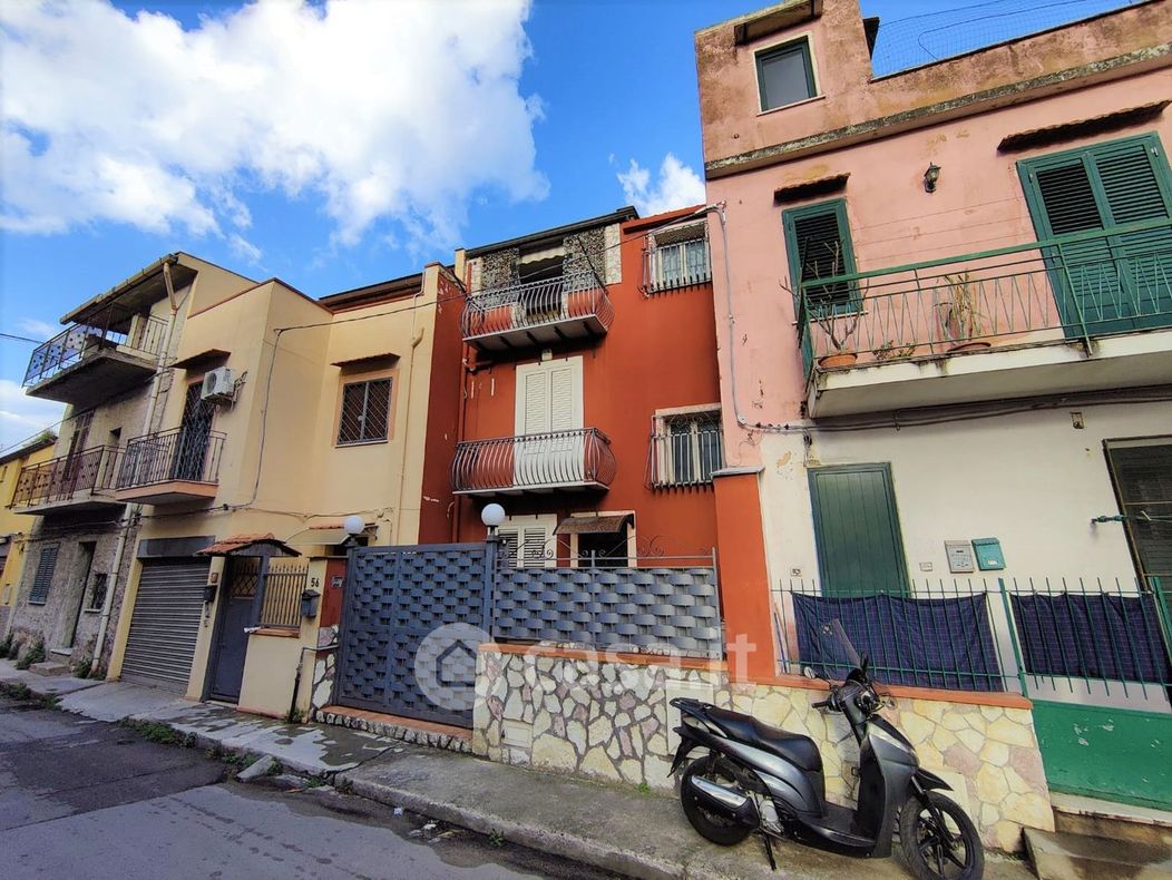 Casa indipendente in Vendita in Via Belmonte Chiavelli 56 a Palermo