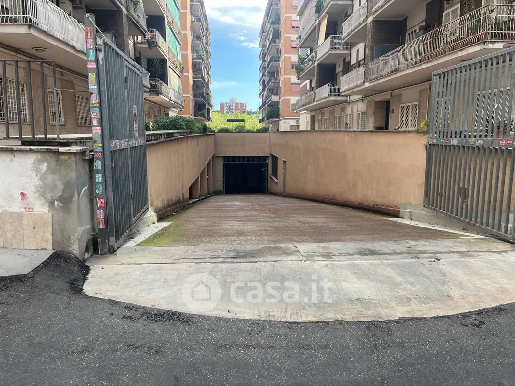 Garage/Posto auto in Vendita in Via Val Maggia 143 a Roma