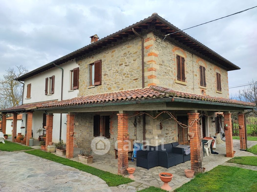 Villa in Vendita in Frassineto a Arezzo