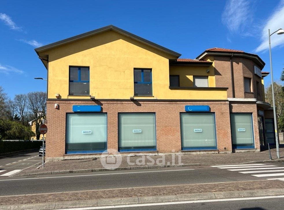 Negozio/Locale commerciale in Vendita in Via Dalmazia 1 a Saronno