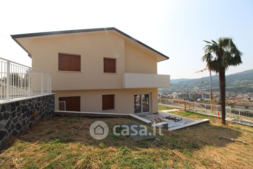 Casa Bi/Trifamiliare in Vendita in Via Calavena Alta a Arzignano