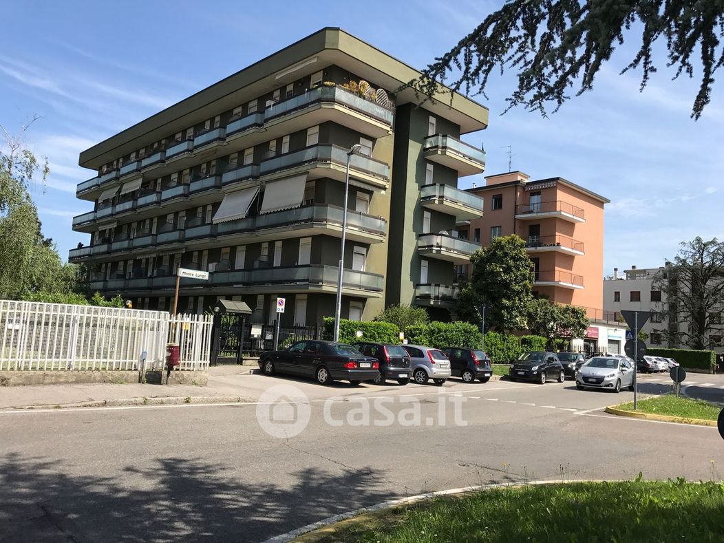 Appartamento in Affitto in Via Montelungo 26 a Monza