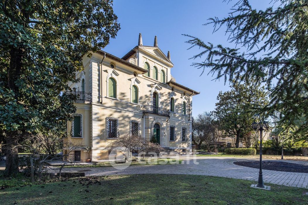 Villa in Vendita in Via Vittorio Veneto a Isola della Scala