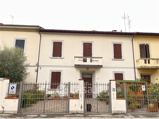 Casa indipendente in Vendita in Via Ciro Menotti a Prato
