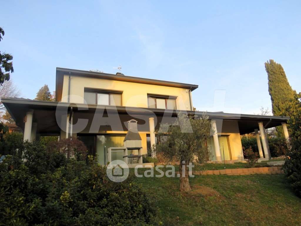 Villa in Vendita in Via Montello 58 a Varese
