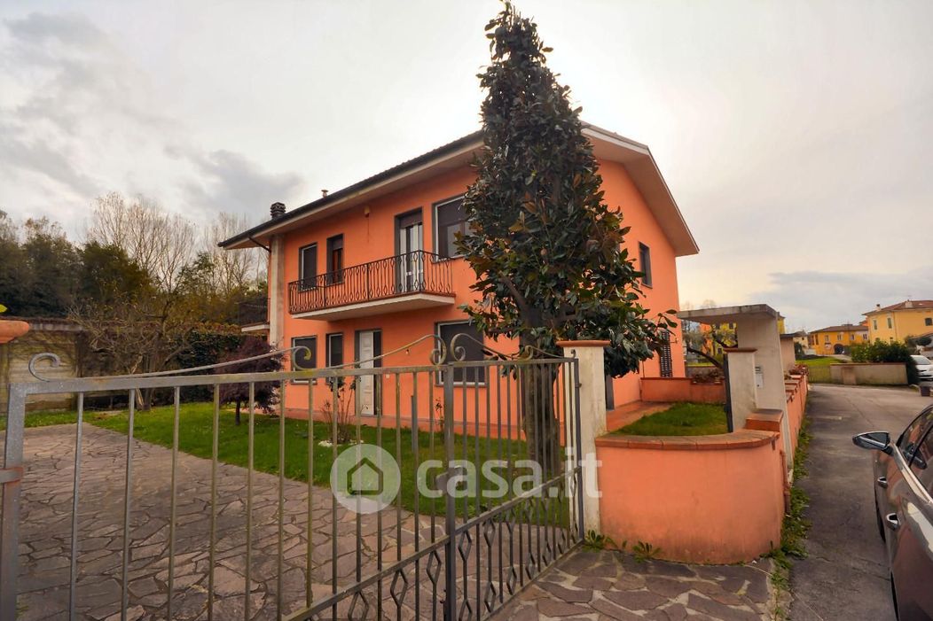 Casa Bi/Trifamiliare in Vendita in Via per Corte Bimbo 161 a Lucca