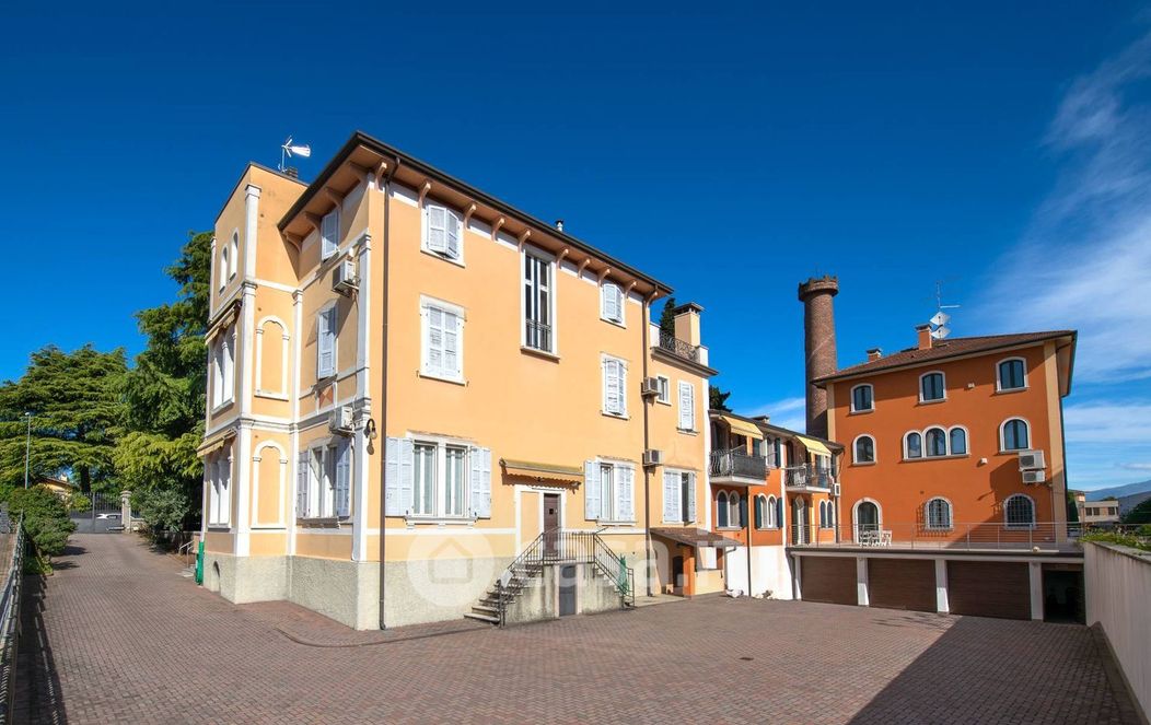 Palazzo in Vendita in Via Trento a Castelnuovo del Garda