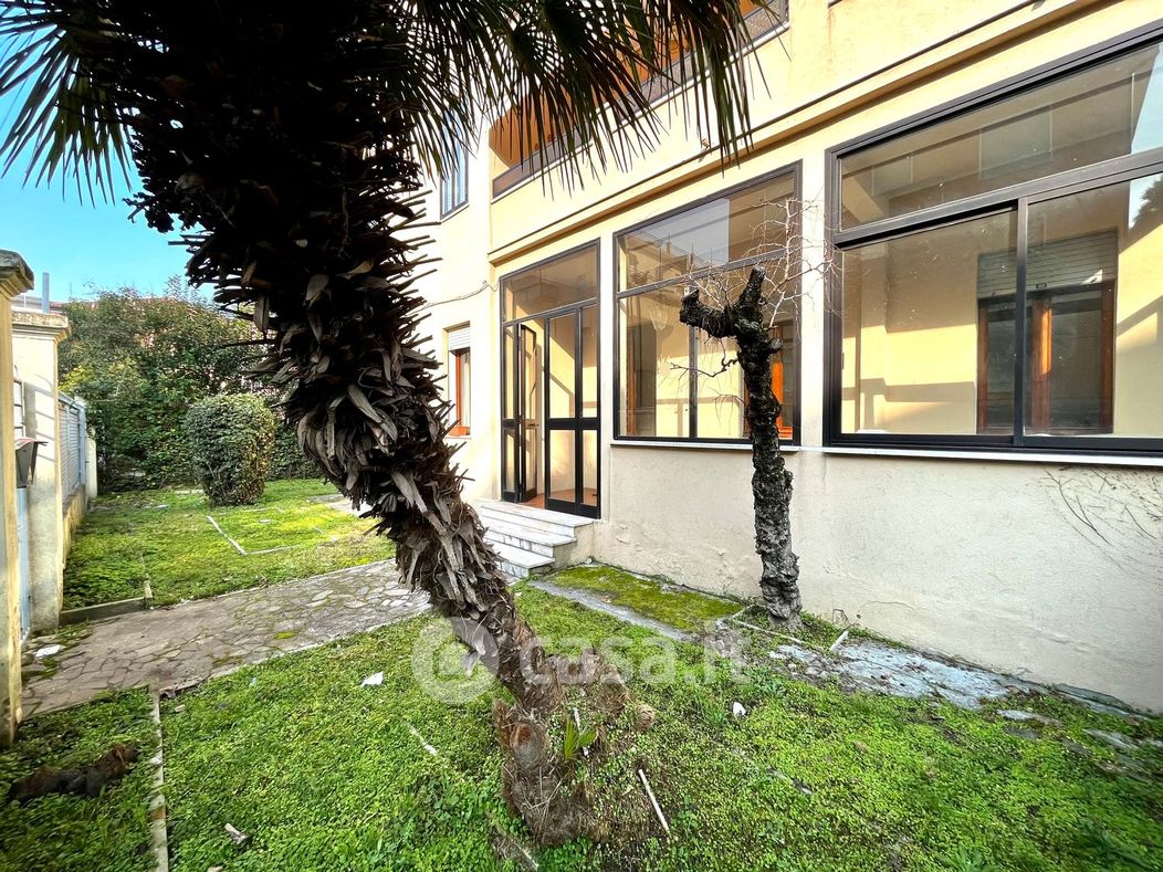 Casa Bi/Trifamiliare in Vendita in Via Monte Piana a Venezia