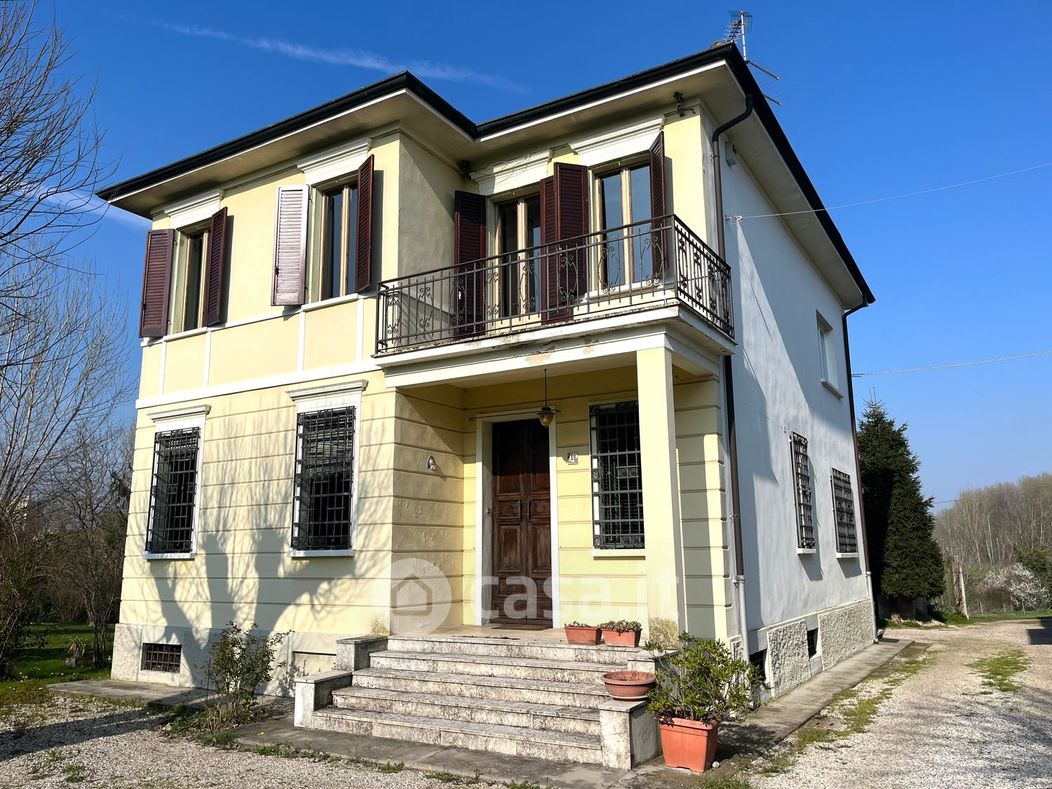Villa in Vendita in Strada Spolverina a Mantova