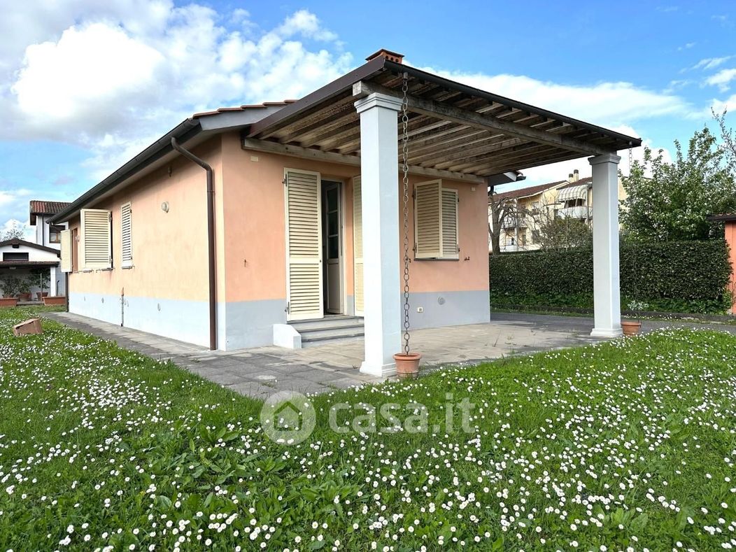 Casa indipendente in Vendita in Via Nottolini a Lucca