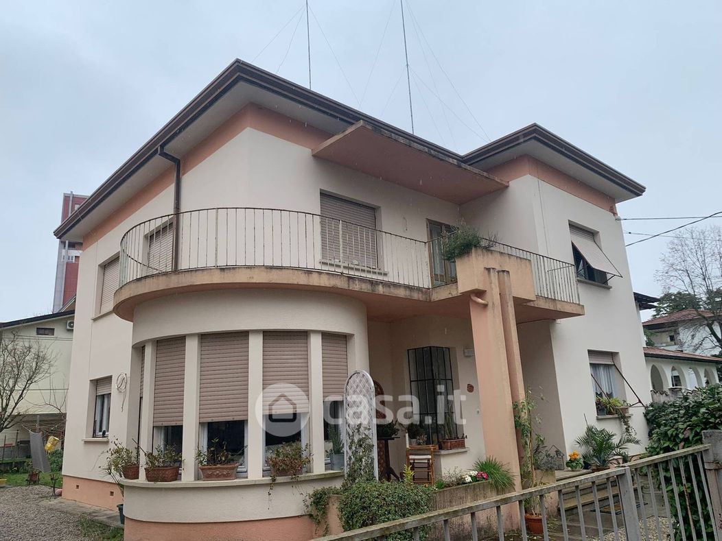 Casa Bi/Trifamiliare in Vendita in Via Caorle a Pordenone