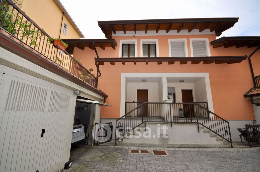 Casa Bi/Trifamiliare in Vendita in Corso Torino 38 a Novara