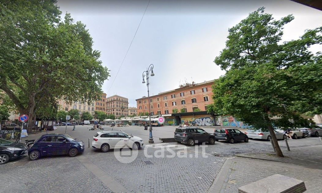 Negozio/Locale commerciale in Vendita in Piazza di San Cosimato a Roma