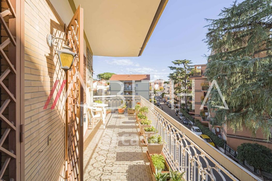 Appartamento in Vendita in Via Mario Rapisardi a Roma