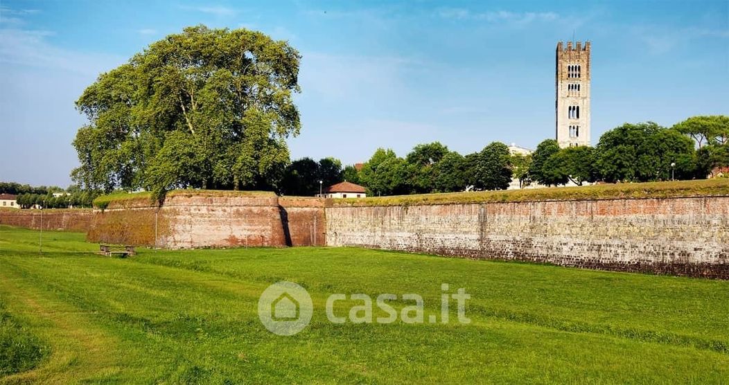 Villetta a schiera in Vendita in Viale Regina Margherita 55100 a Lucca