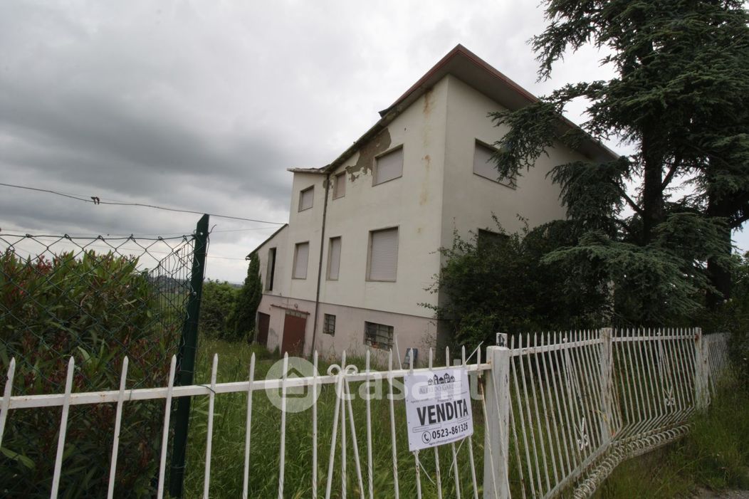 Villa in Vendita in Località Casa Magnani 6 a Ziano Piacentino