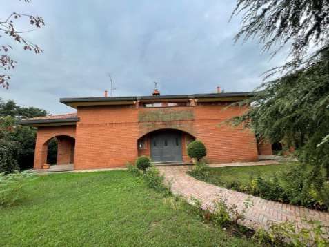 Villa in Vendita in Via Monsignor Colli a Barzanò