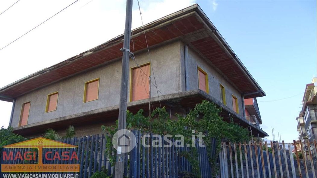 Casa Bi/Trifamiliare in Vendita in Via Guglielmo Oberdan a Camporotondo Etneo