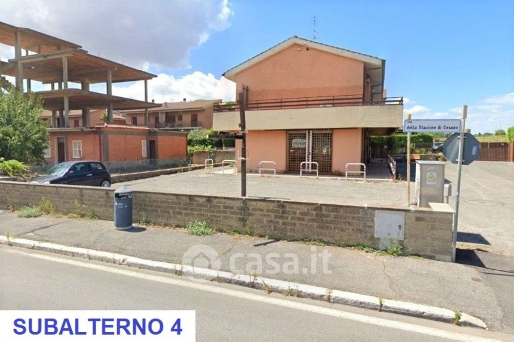 Garage/Posto auto in Vendita in Via della Stazione di Cesano 359 a Roma