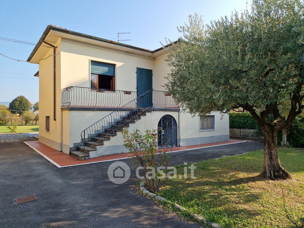 Villa in Vendita in Via per Corte Sandorini a Lucca