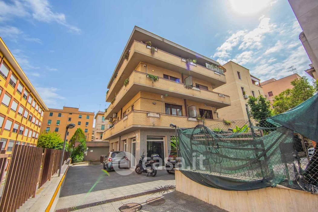 Appartamento in Vendita in Via Dei Castani 62 a Roma