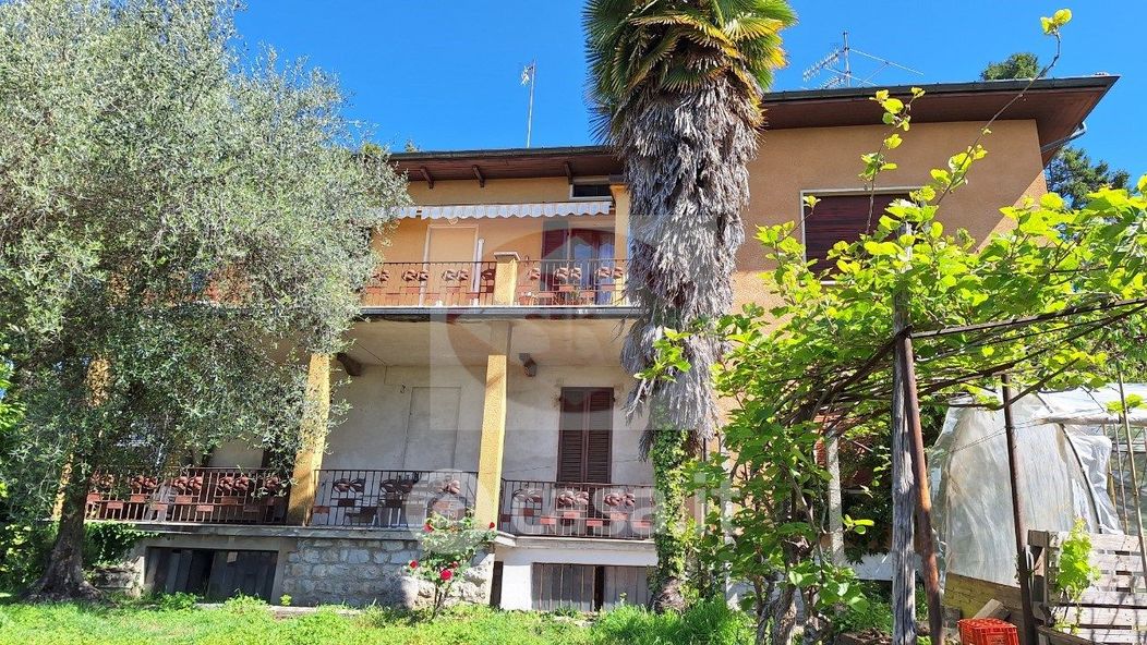Villa in Vendita in Via Giulio Giordani 60 a Varese